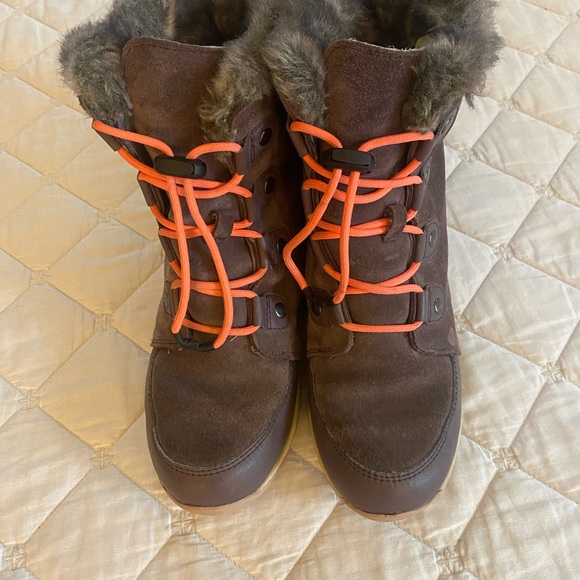 Purple suede and leather Sorel boots - Picture 2 of 5